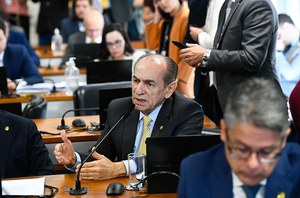 À bancada, em pronunciamento, relator do PLP 112/2021, senador Marcelo Castro (MDB-PI).